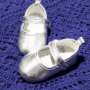 * BABY GEAR* SILVER * VELCRO STRAP * SZ 0-3M